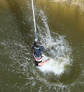 Saut à l'élastique Touché d'eau.